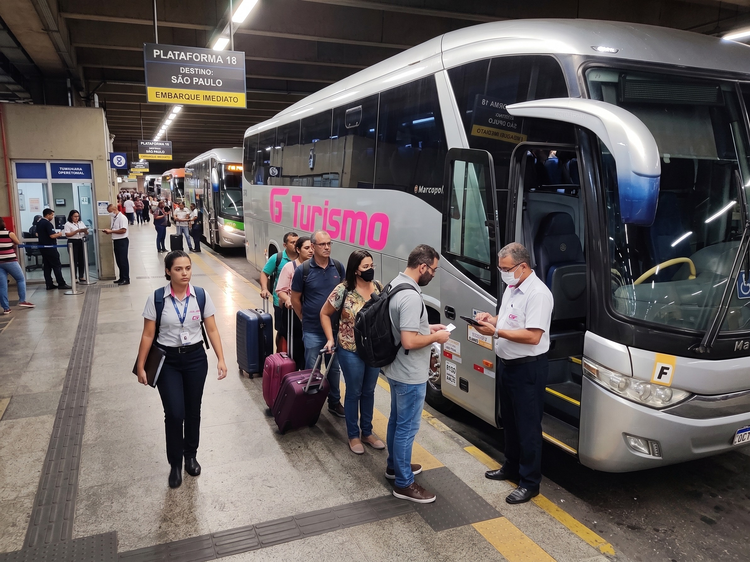 Passageiros embarcando em ônibus da GF Turismo em plataforma de linha fixa