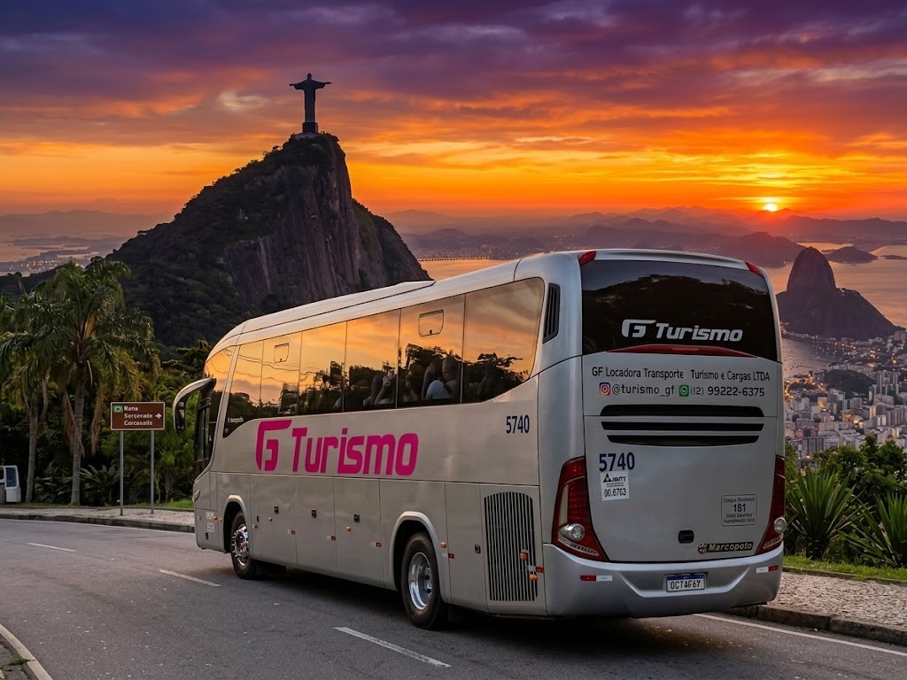 Ônibus da GF Turismo em excursão ao Rio de Janeiro, com Cristo Redentor ao fundo